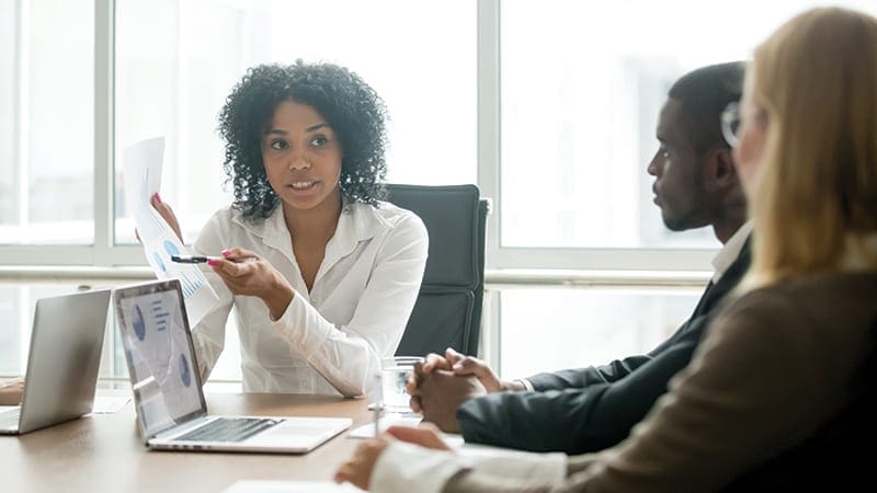 translate-print-coworkers-discussing-printed-chart-nl Medewerkers bespreken het drukken
