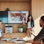 Xerox® B305 multifunctionele printer in werksituatie Glimlachend werkteam voor een scherm naast een multifunctionele printer Xerox® B305