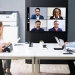 Imprimante Xerox® B410 en situation au travail Personnes dans une salle de réunion devant l'imprimante Xerox® B410