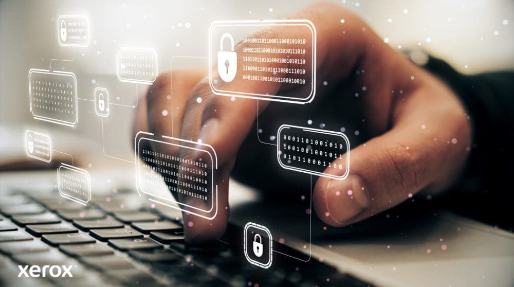 Xerox® ConnectKey®: geavanceerde beveiligingsfuncties Iemand typt op het toetsenbord van een laptop. Er verschijnen gloeiende pictogrammen van een digitaal slot en binaire codes over de afbeelding. Dit symboliseert robuuste cyberbeveiliging en gegevensbescherming.